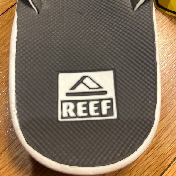 REEF men’s Fanning Low Flip Flop Sandals With Bottle Opener